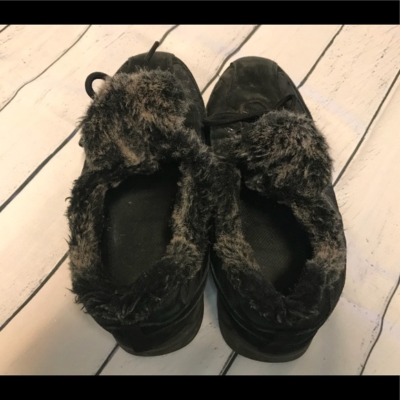 ✨ FEATURED DEAL ✨ Lands’ End Faux Fur Sneakers - Picture 4 of 5